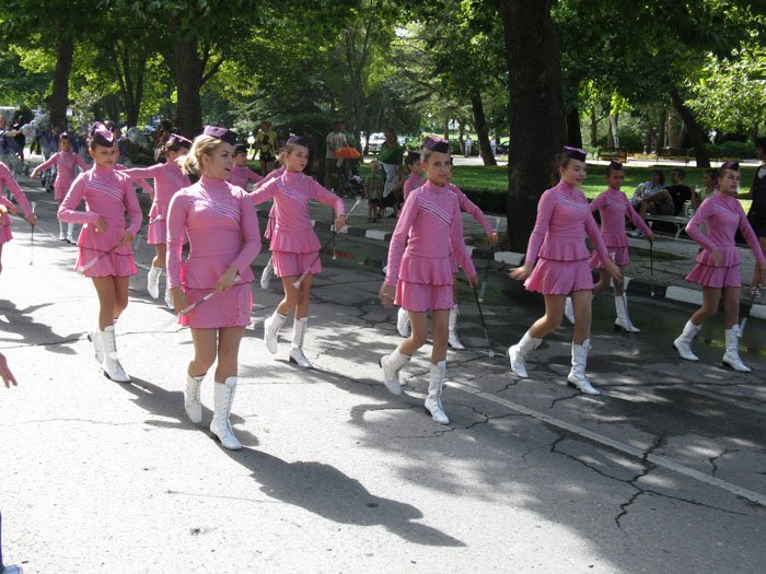 majoretki-rozovi-uniformi