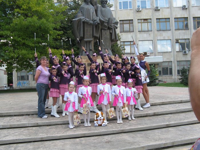 majoretki-rozovo-i-bqlo-uniformi3